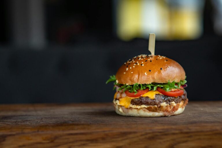 Σπιτικά burgers: από τον κιμά στο τέλειο ψήσιμο